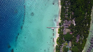 美丽的环礁湖海滩度假的温暖天空在靠近度假胜地的地方13秒视频