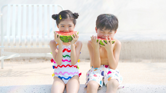 4K夏日暑假童年清凉儿童游泳吃西瓜消暑视频