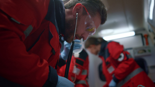 护理人员在救护车上为病人提供紧急救护理视频