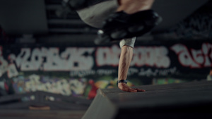 运动型男子在城市滑板公园的旱冰鞋上表演跳跃技巧12秒视频