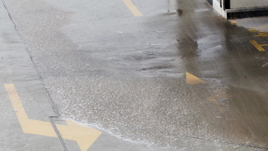 风暴和阵雨没有闪电大雨和强飓风大雨落在一个有大水坑视频