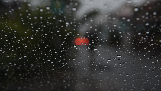 汽车挡风玻璃上的雨滴视频