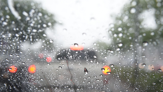 汽车挡风玻璃上的雨滴视频