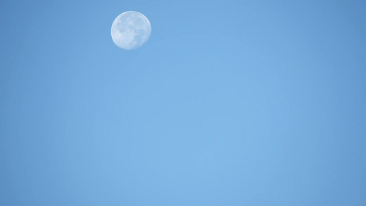 弹坑在月圆表面的时空运动在明亮的天空和云中飞快地移动视频