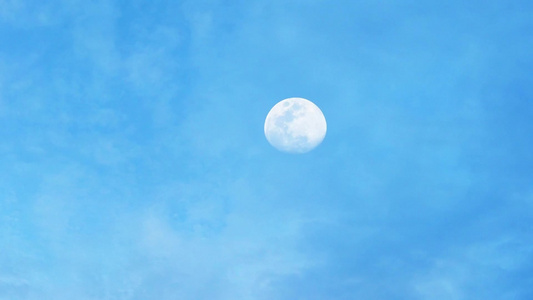 夜晚在满月表面的时空运动弹坑在明亮的天空和云中飞快视频