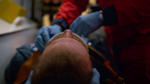 急救车 上的医护人员在对伤员进行检查27秒视频