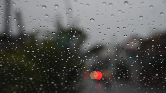 汽车挡风玻璃上的雨滴视频