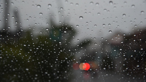 汽车挡风玻璃上的雨滴12秒视频