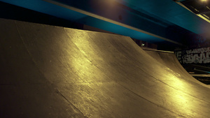 运动型青少年在夜间滑板公园一起骑滑板车、小轮车训练技能12秒视频