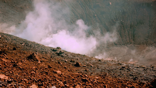 火山岛烟雾释放白蒸汽视频