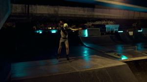 竞技轮滑运动员在滑板公园练习8秒视频