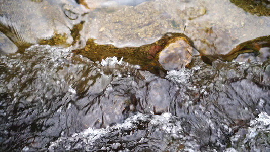 清澈的水流海水海边小溪流水视频
