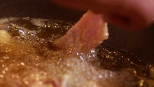 油锅炸鱼块熏鱼视频