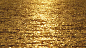 阳光闪耀在平静的水面上金色的阳光照耀着日落的海面自然16秒视频