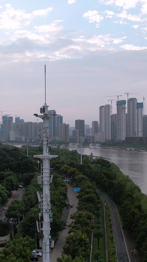 航拍城市住宅小区旁5G信号塔科技互联网基础设施素材科技素材62秒视频