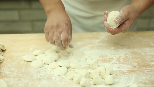 擀面杖擀皮包饺子 视频