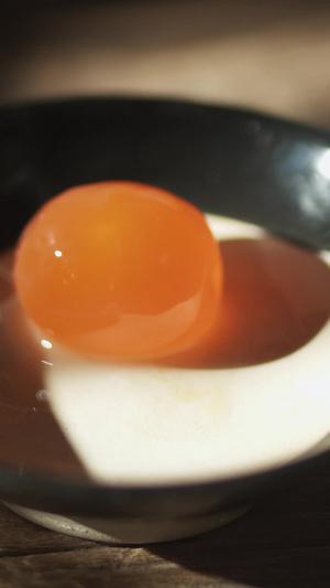 实拍月饼原材料咸蛋黄落入碗中手工艺9秒视频