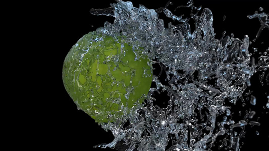 01号黑色背景的绿苹果水喷洒超慢动视频