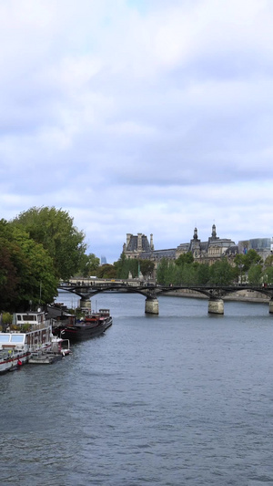巴黎塞纳河两岸风光延时视频著名旅游景点16秒视频