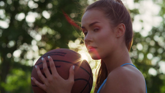 特写在体育操场训练街头篮球的美貌女子视频