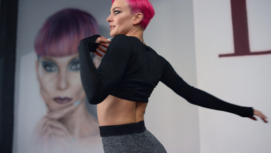 女性在健身房训练跳舞视频