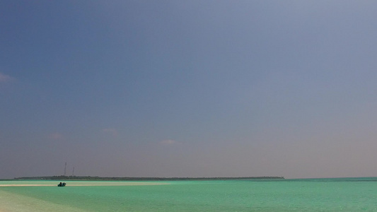 在棕榈附近有白沙背景的海面蓝水海边度假的热带海岸海滩视频