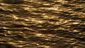 日落时金色反射美丽的闪光海洋波纹天然反光13秒视频