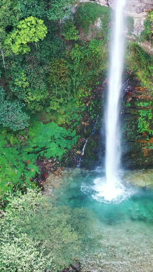 航拍深山峡谷之间清澈水流瀑布航拍中国34秒视频