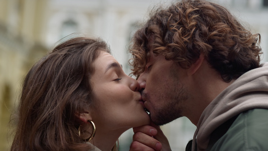 幸福的情侣在街上约会浪漫 在老城区男人亲吻女友视频