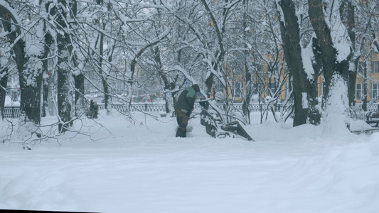 暴风雪后城市街道清晨积雪的人视频