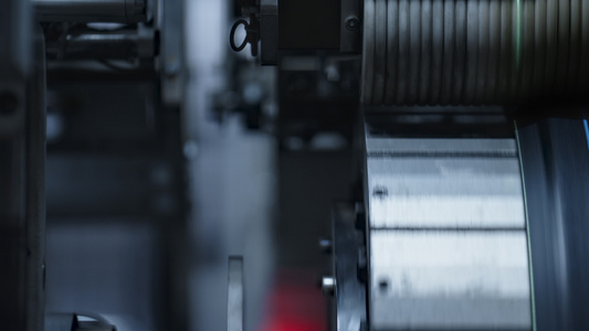 工厂旋转的机械自动化机器上的详细橡胶轮胎胶带视频