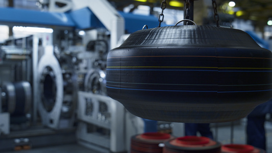 轮胎厂仓储员工在现代机器上控制生产过程视频