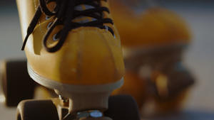 特写黄色旱冰鞋与细节15秒视频