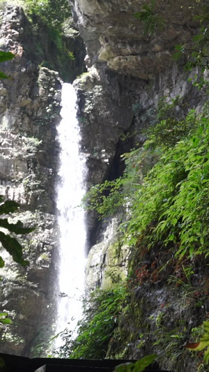 游客游玩神龙峡瀑布5A级旅游景区重庆黑山谷巴渝新十二景42秒视频