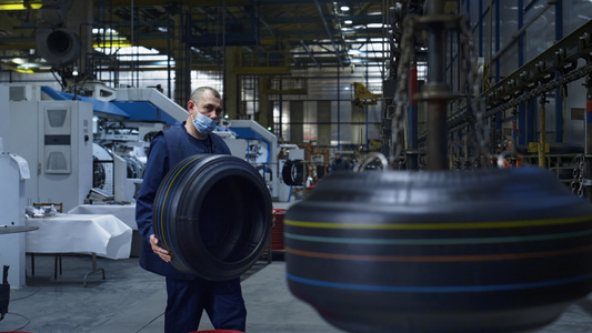 工作在工厂运载的橡胶产品的轮胎生产存贮雇员视频