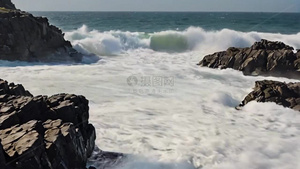 礁石边的海浪4秒视频
