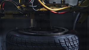 橡胶轮胎冲压输送机在工厂特写中自动纺纱产品8秒视频