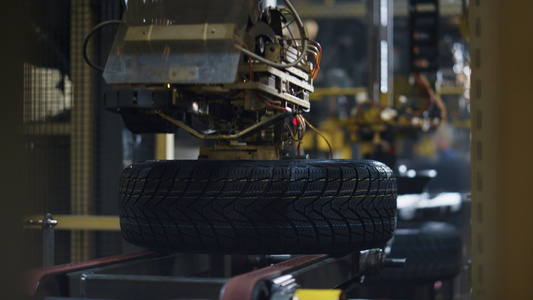 带橡胶产品的轮胎厂冲压机在输送机上的工作过程视频