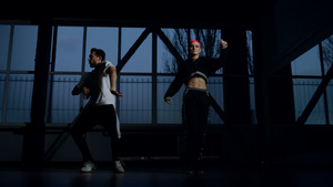 年轻舞者在黑暗的背景下学习嘻哈舞步17秒视频