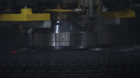 特写轮胎冲压机在技术制造中的工作过程视频