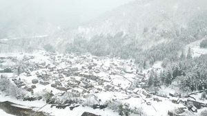 世界遗产日本白川乡雪景飘雪航拍19秒视频