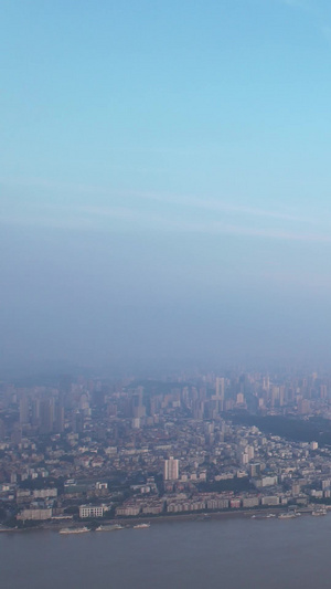 航拍城市长江江景桥梁高耸于云的信号塔网络基础建设科技素材信号台59秒视频