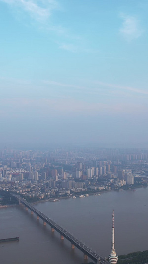 航拍城市长江江景桥梁高耸于云的信号塔网络基础建设科技素材基础网络建设59秒视频
