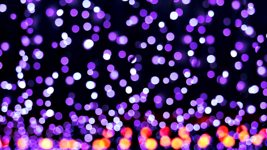 横跨模糊的bokeh紫紫紫紫色紫光从左向右视频