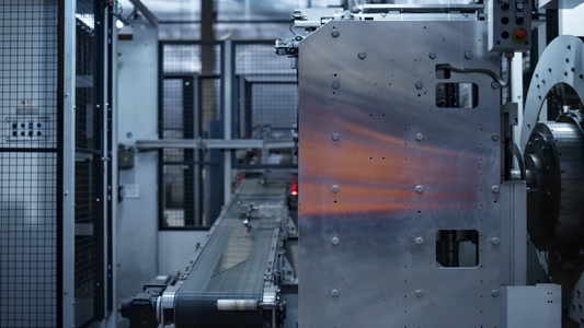 轮胎冲压机器人在现代工厂制造橡胶产品视频
