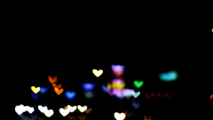 在帕塔亚市的夜光中闪亮的心形33秒视频