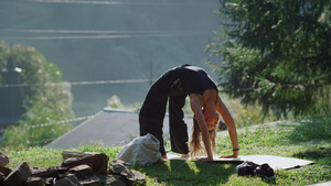 有吸引力的女孩在山上做瑜伽15秒视频