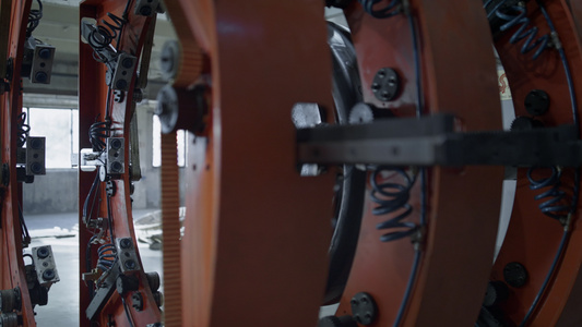 轮胎制造厂机构在工业自动机上设置橡胶带视频