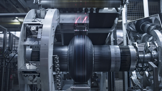技术轮胎制造机在工厂生产新橡胶视频