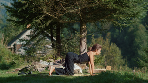 在草地上做瑜伽的瑜伽女郎23秒视频